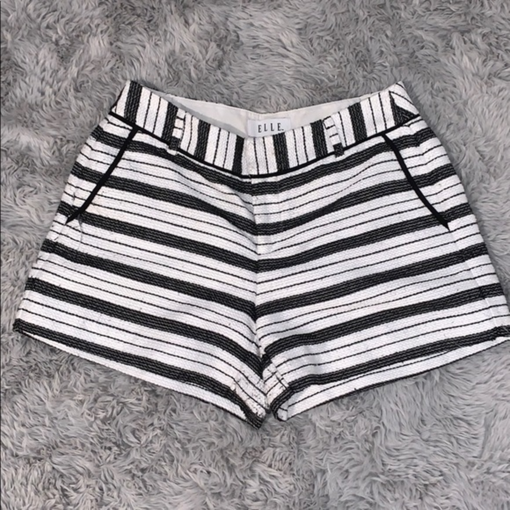 Elle black and white shorts‎ a bit high waisted
